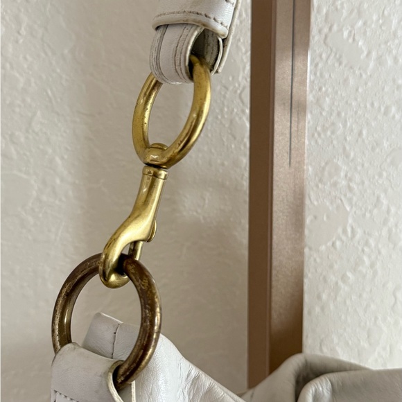 Coach white Pebbled leather Shoulder Bag with Gold hardware - Picture 5 of 14